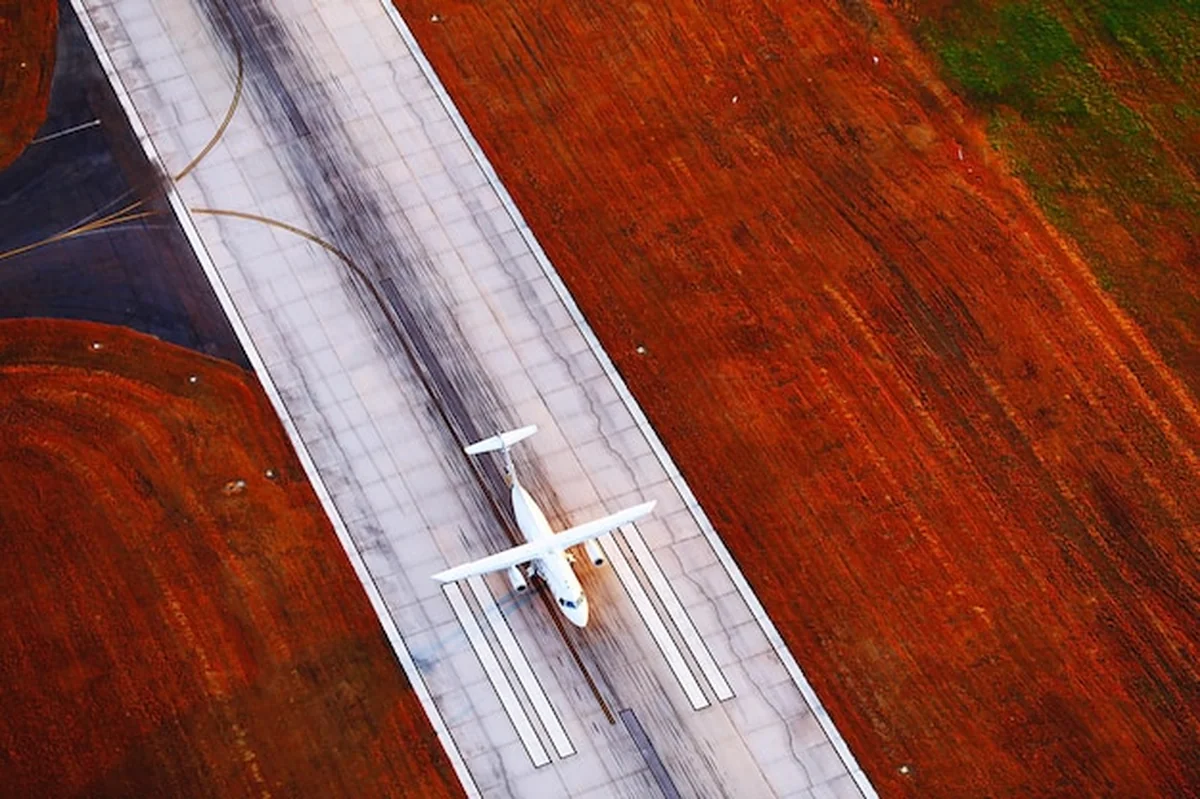 Samolot na pasie startowym