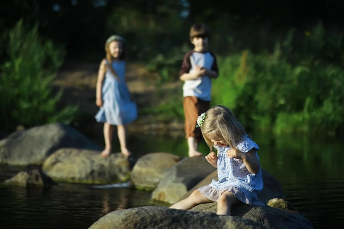 Dzieci spacerują w parku w słoneczny wiosenny poranek