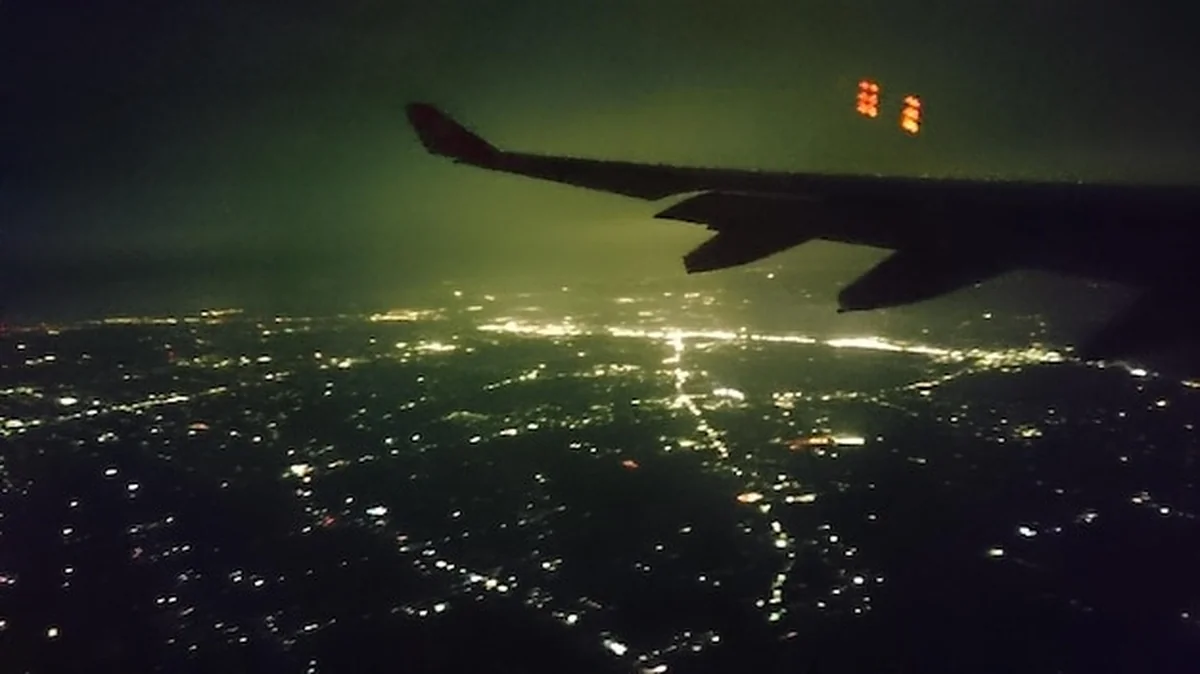 Widok z powietrza oświetlonego krajobrazu miejskiego